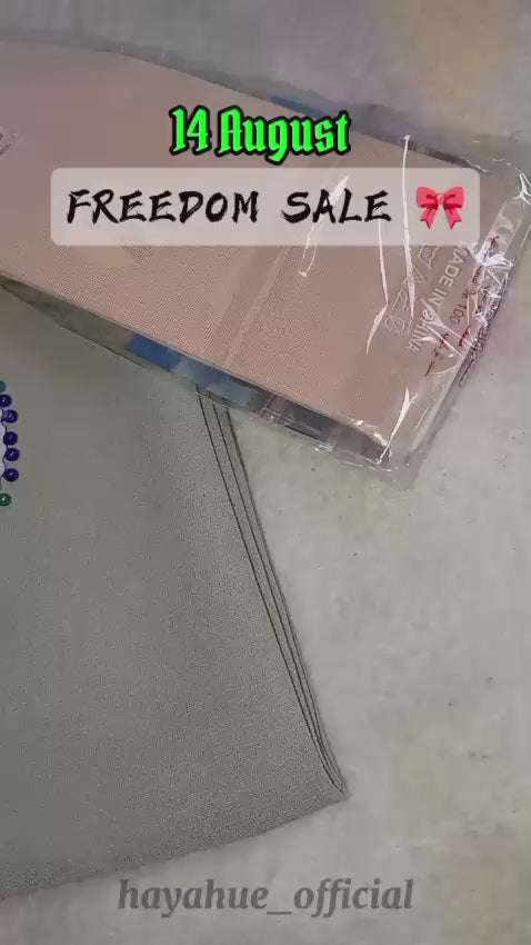 ✨ Set of 2 Georgette Hijabs – Mint & Dark Green with Skin-Tone Gloves